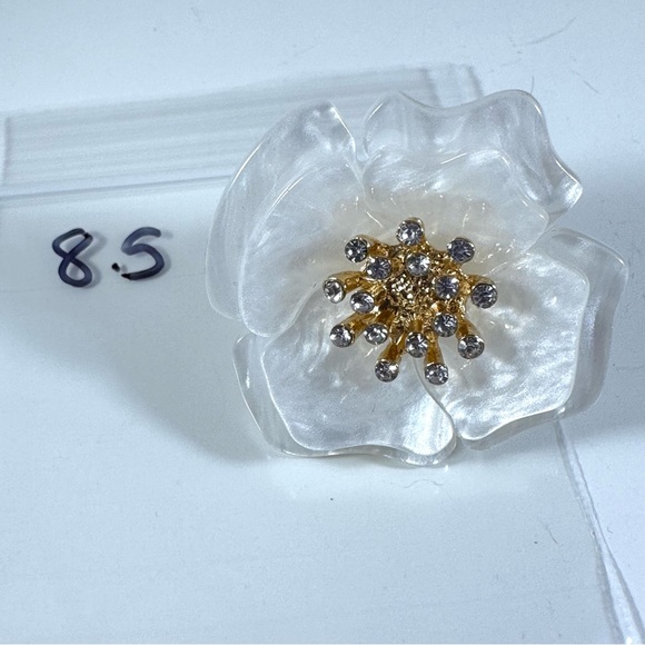 Stunning pearl lucite white flower ring with golden and rhinestone accen… - Picture 6 of 6